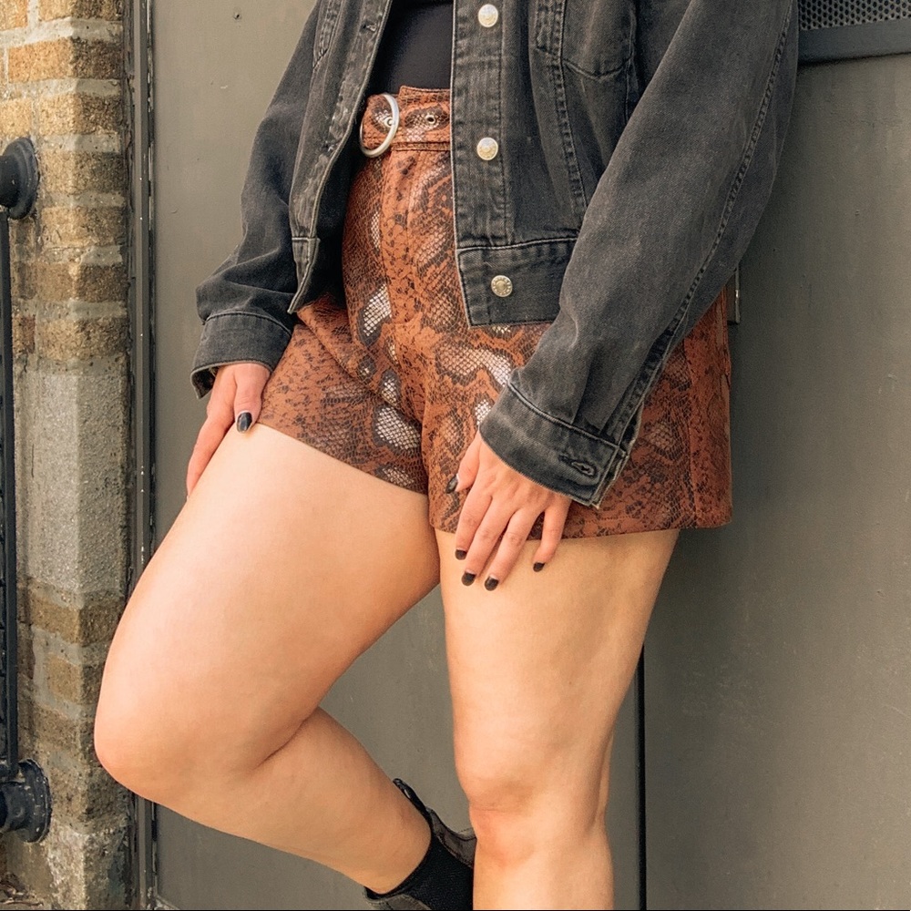 SNAKE PRINT high waist shorts - size M - Bronze/Brown - Leather Like